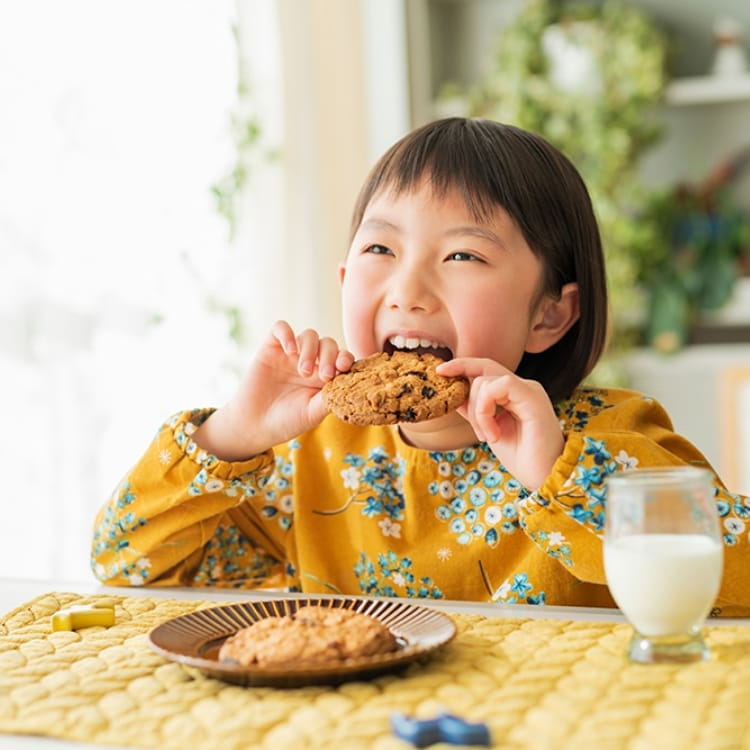 お菓子を食べる子供